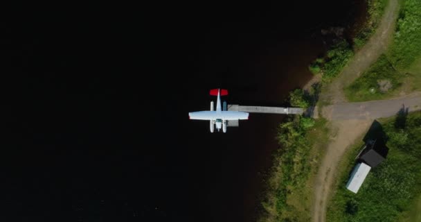 Letecký Pohled Nad Hydroplánem Zakotveným Pobřeží Jezera Inari Finsko Shora — Stock video