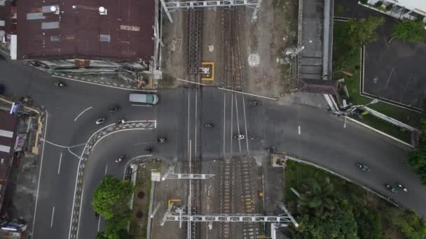 Luftudsigt Jævn Trafik Motorcykler Biler Passerer Jernbanen Passage Nær Lempuyangan – Stock-video