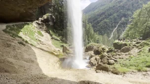 Vista Dietro Cortina Acqua Della Cascata Una Piccola Grotta Dietro — Video Stock