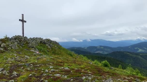 Uma Cruz Topo Montanha Rochoso Coberto Com Pedras Uma Vista — Vídeo de Stock