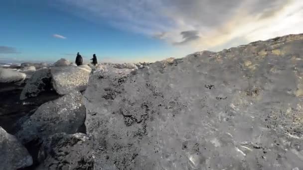 Snímek Podstavce Ukazující Turistickou Turistiku Mezi Ledovci Diamond Beach Při — Stock video