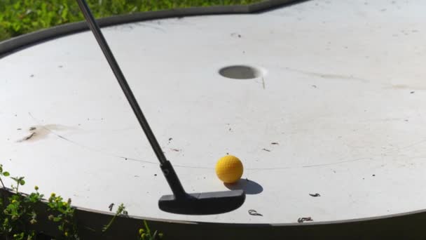 Sárga Mini Golf Labda Pontszám Egy Lyukban Egy Hit — Stock videók