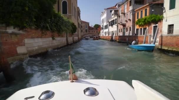Rückansicht Eines Motorbootes Das Canal Grande Von Venedig Italien Unterwegs — Stockvideo