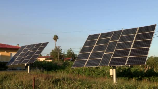 Two Large Solar Panels Farmland Next Dwellings — Vídeo de Stock