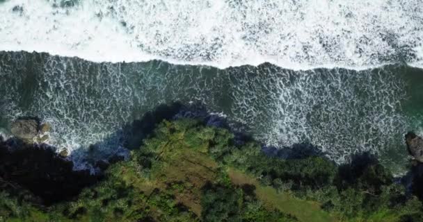 Overhead Drone Shot Waves Hit Cliff Cliff Border Sea South — Vídeo de Stock