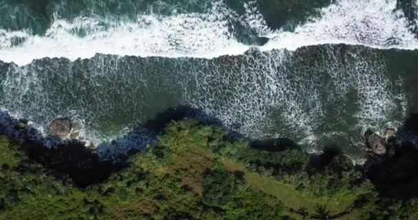 Static Overhead Drone Shot Waves Hit Cliff Cliff Border Sea — Stock video