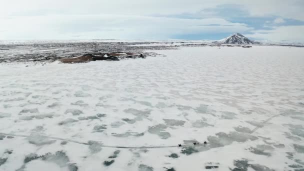 Aerial View Showing People Riding Horses Snowy Icy Landscape Volcano — Wideo stockowe