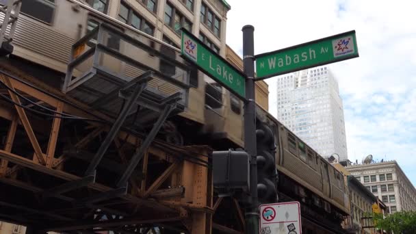 Chicago Passing Highrise Building Lake Wabash Street Sign — Stockvideo