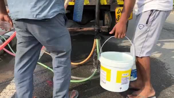 Taxi Driver Fills Water Bottles Government Water Tanker — 图库视频影像
