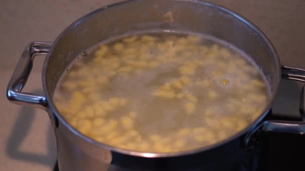 Halusky Mix Hot Pot Boling Water Make Bryndzov Haluky Meal — Stock Video