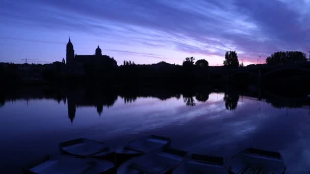 Peaceful Silhouette City Salamanca Spain Dawn Beautiful Sky Reflects Lake — стоковое видео