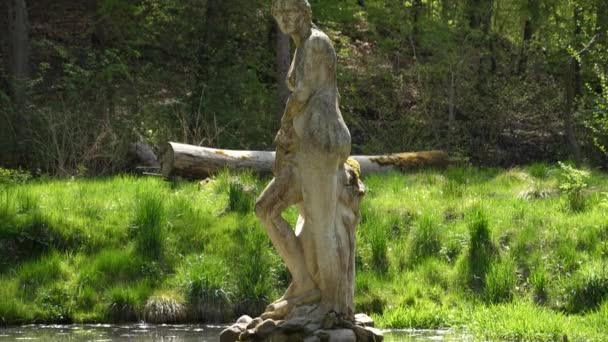 Self Reliant Old Era Woman Monumental Statue Standing Strong Bristol — Stockvideo