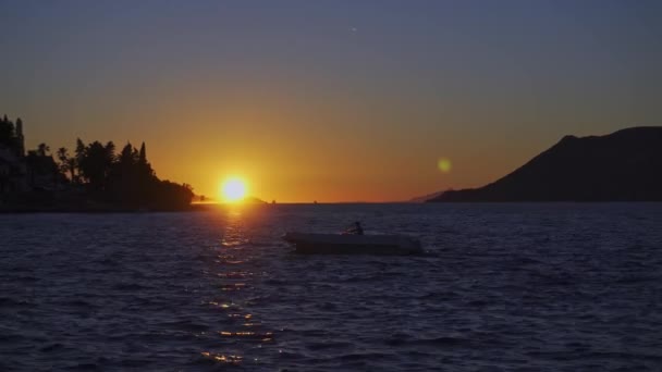 Wavy Ocean Silhouetted Motorboat Golden Hour Static Shot — Vídeos de Stock