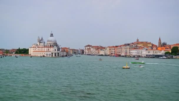 Boats Sailing Venetian Lagoon Santa Maria Della Salute Basilica Venice — Vídeos de Stock