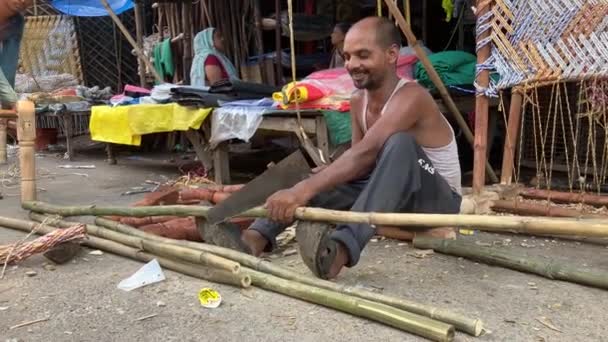 Worker Cuts Bamboo Prepare Sustainable Affordable Wooden Cot — Vídeo de stock