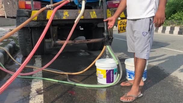 Taxi Driver Fills Water Bottles Government Water Tanker — Stock Video