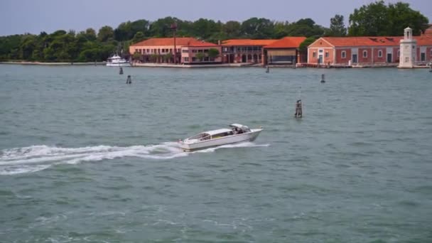 Motorboat Cruising Venetian Lagoon Venice Italy Church San Giorgio Maggiore — Stockvideo