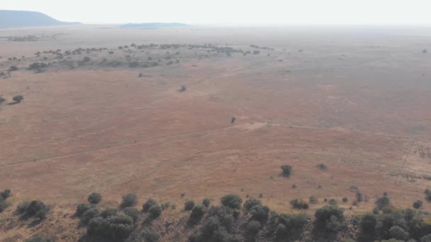 Aerial Shot Seeing Two Mountain Bikers Far Distance Winter — Vídeos de Stock