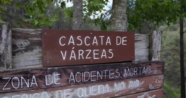 Waterfall Information Board Cascata Vazeas Information Danger Falling Written Portuguese — Vídeos de Stock