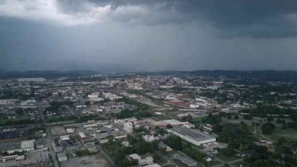 Aerial Hyperlapse Downtown Chattanooga Day Rainstorm Background Traffic Trains Foreground — Vídeo de Stock