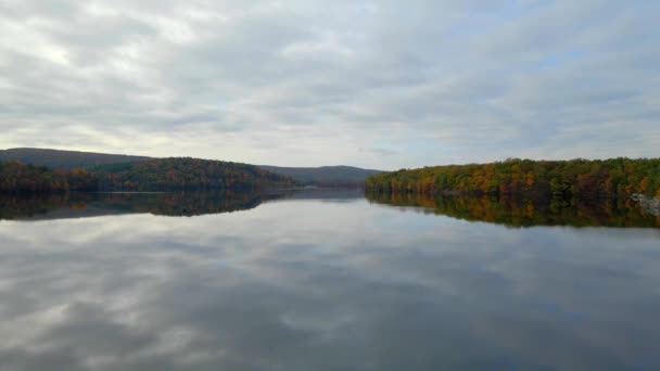 Aerial Fly Beautiful Lake Fall Time Showing Autumn Foliage — Wideo stockowe