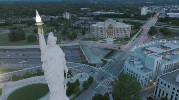 Slow Close Aerial Rotating Footage Statue Top Capitol Building Downtown — Stock video