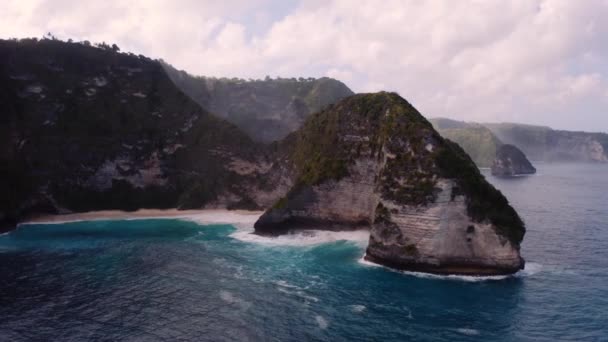 Famous Kelingking Beach Dramatic Seaside Cliffs Nusa Penida Aerial Arc — Stockvideo