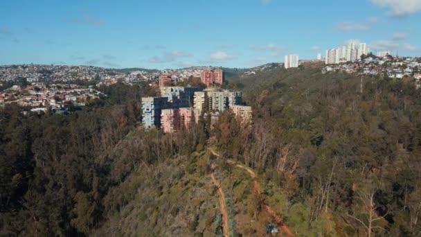 Aerial Dolly Out Quinta Vergara Park Colorful Residencial Buildings Hill — Vídeos de Stock