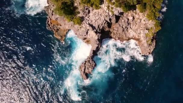 Aerial Riser Reveals Jagged Islet Picturesque Crystal Bay Nusa Penida — Stockvideo