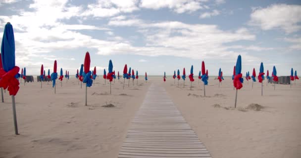 Closed Beach Umbrellas Empty Beach Walkway Vacation Holiday Relaxation Concept — Vídeos de Stock