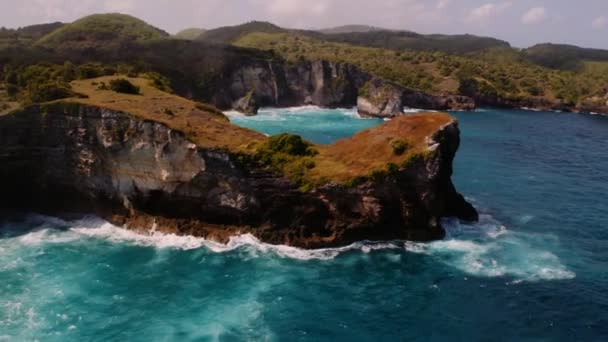 Breathtaking Geological Formations Nusa Penida Bali Coastline Drone — Stok video