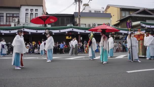 Shinto Priests Lead Gion Matsuri Parade Shijo Dori Street — Stock video