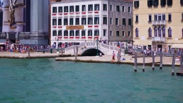 Crowd People Walking Bridge Waterfront Esplanade Riva Degli Schiavoni Venice — ストック動画
