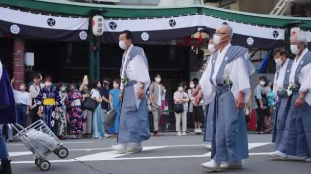Gion Matsuri March Japanese Men Traditional Costumes Walk Streets Kyoto — 비디오