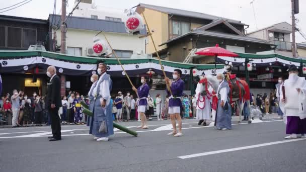Gion Matsuri Japanese Men Carry Lanterns Lead Parade Kyoto — Stock video