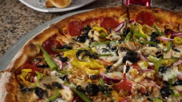 Столешница Выстрел Большой Высшей Пиццы Полностью Покрыты Овощами Мясом Слайдер — стоковое видео