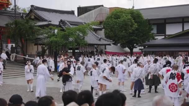 Japanese Men Gather Begin Gion Matsuri Event Yasaka Jinja — Stockvideo