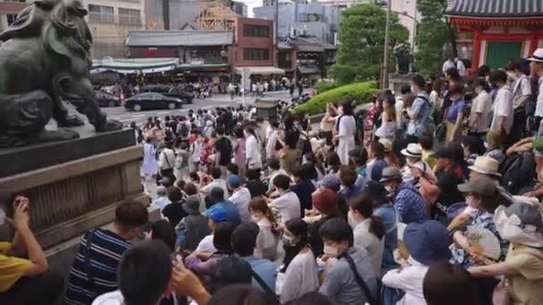 Гион Мацури Начинается После Двухлетнего Перерыва Толпы Людей Ждут Шрине — стоковое видео