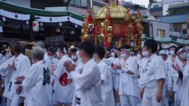 Golden Mikoshi Shrine Carried Overhead Gion Matsuri Participants Kyoto — Stockvideo