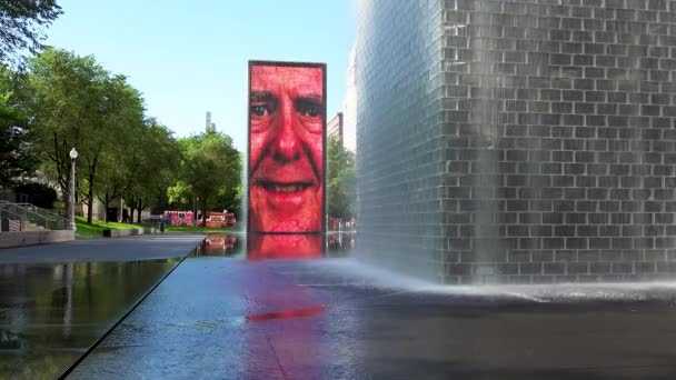 Old Man Smiling Interactive Public Art Fountain City Park Summer — Stock video
