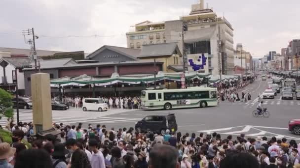 Streets Gion Lined Hundreds Japanese People Gion Matsuri — Stockvideo