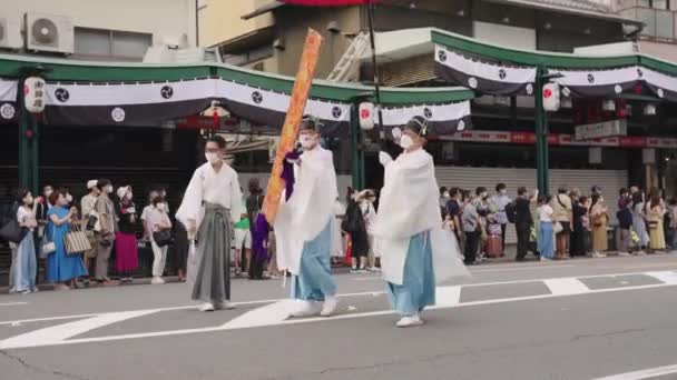 Japanese Preists Walk Shijo Dori Gion Matsuri — Stock video