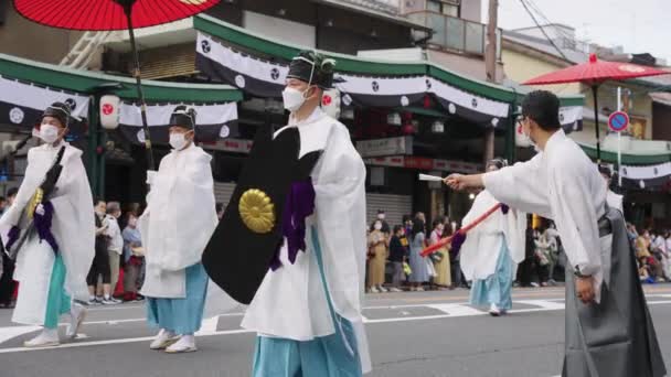 Shinto Priests Walk Streets Gion Matsuri Event — Stockvideo