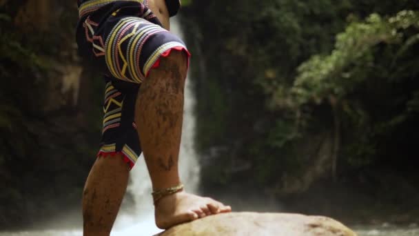 Коренное Население Играющее Племенном Инструменте Кубинга Находится Водопадом Стоя — стоковое видео