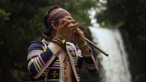 Orbit Shot Indigenous Person Playing Kubing Tribal Instrument Waterfall While — ストック動画