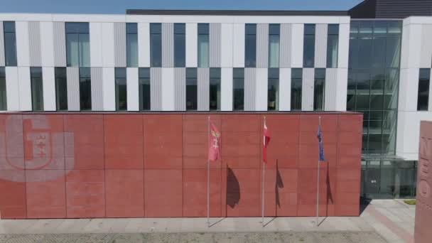 Прапори Межами Факультету Неофілологічного Будівництва Балтійському Кампусі Університету Гданська Гданську — стокове відео