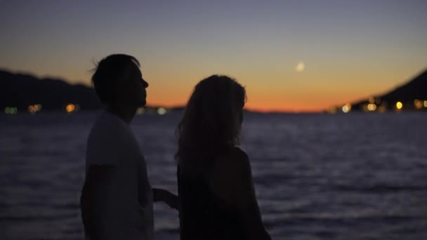 Two Adults Peacefully Walking Seaside Island Dusk Croatia Selective Focus — Stockvideo