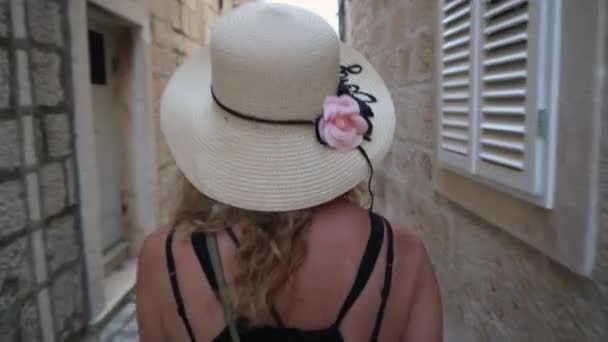 Caucasian Female Tourist Wearing Summer Hat Walking Alley Historic Town — Stok video