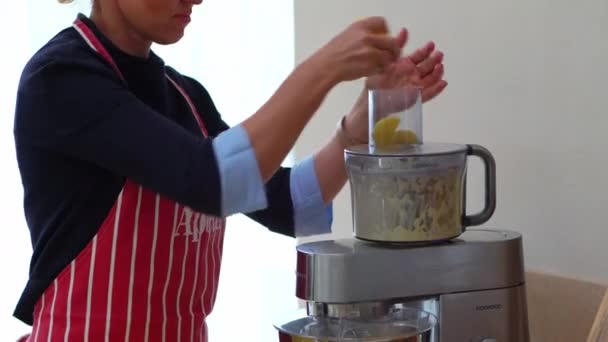 Woman Used Electric Food Processor Chop Potatoes Kitchen Close — Vídeo de Stock