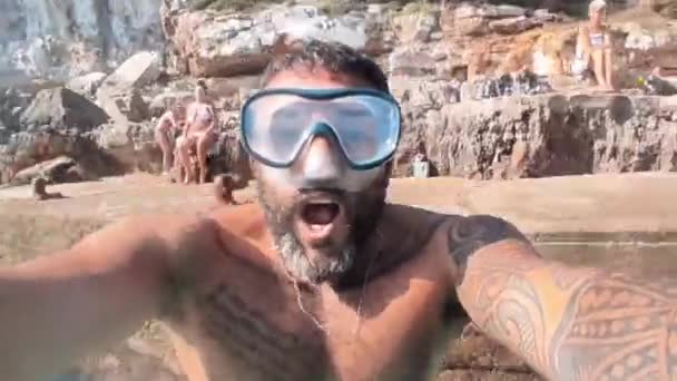 Man Jumping Sea Dive — Stockvideo